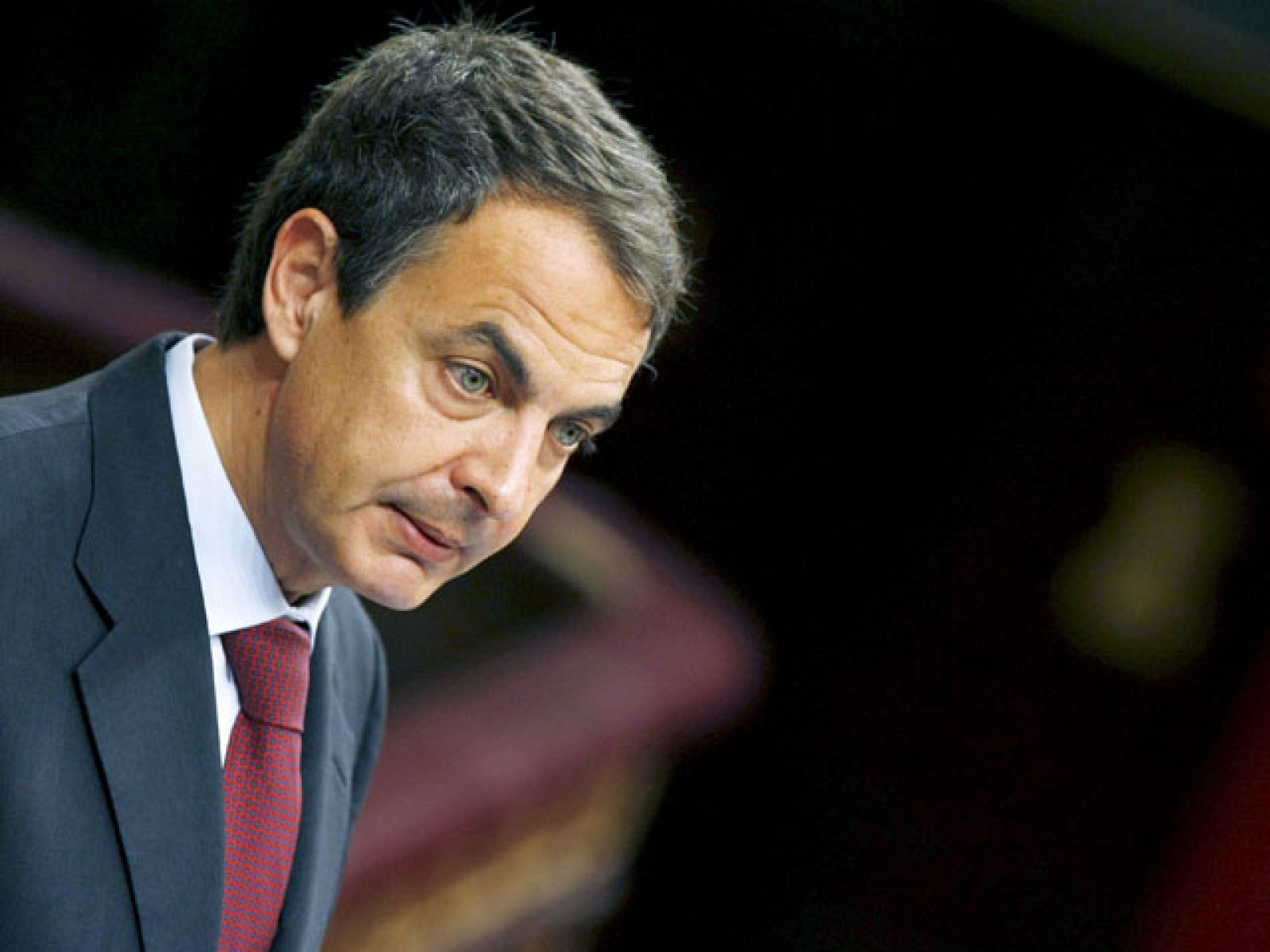 El Gobierno reducirá un 5% los sueldos públicos en 2010 y los congelará en 2011