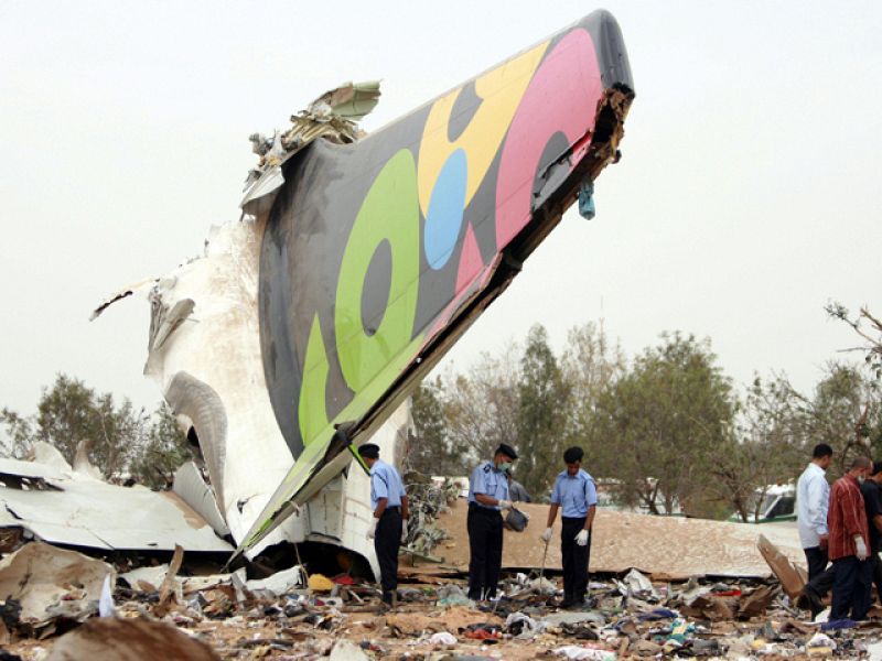 Un niño holandés de unos 10 años es el único superviviente del accidente de avión ocurrido hoy en Trípoli | Ver