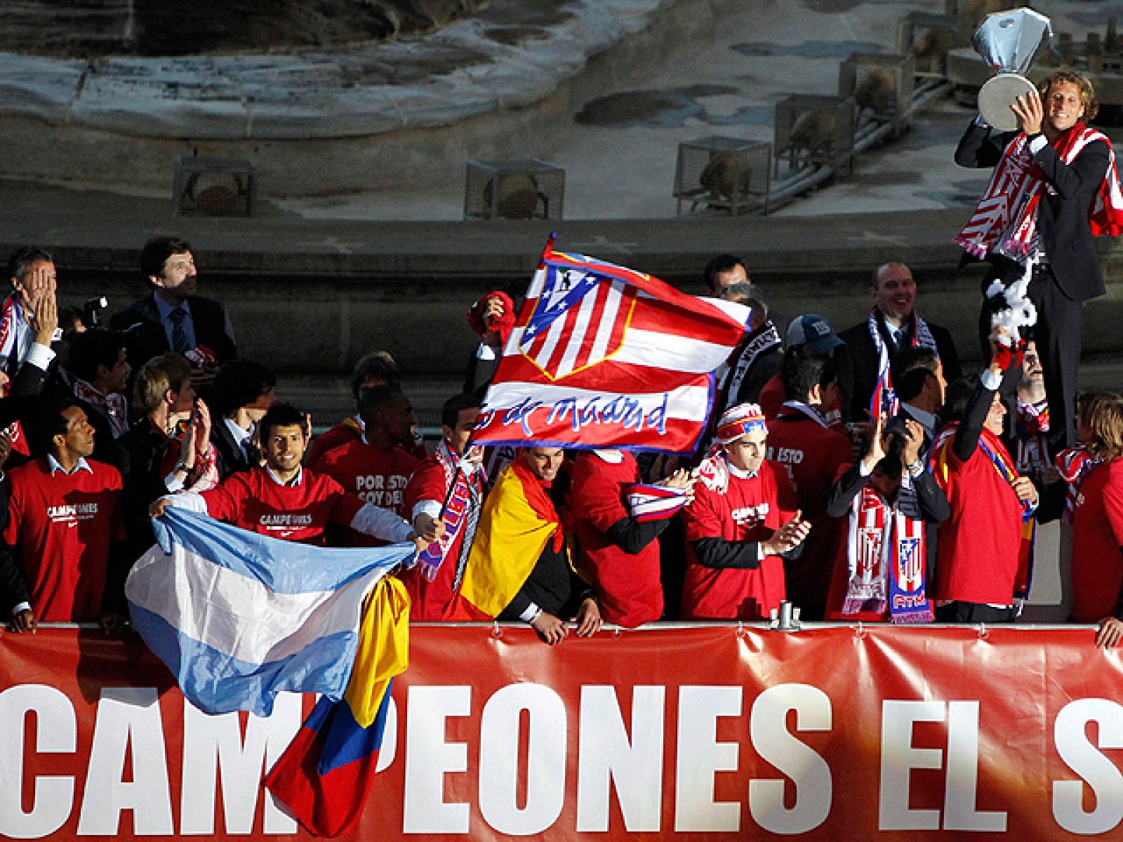 El día después de la victoria en Hamburgo, los jugadores del Atlético de Madrid recibieron ese baño de masas merecido por parte de la que dicen que es "la mejor afición del mundo".