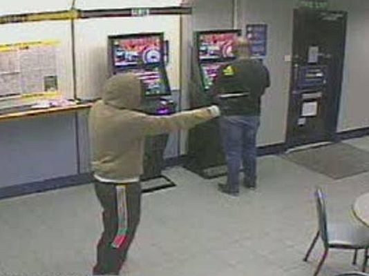  - Impide un atraco con una silla