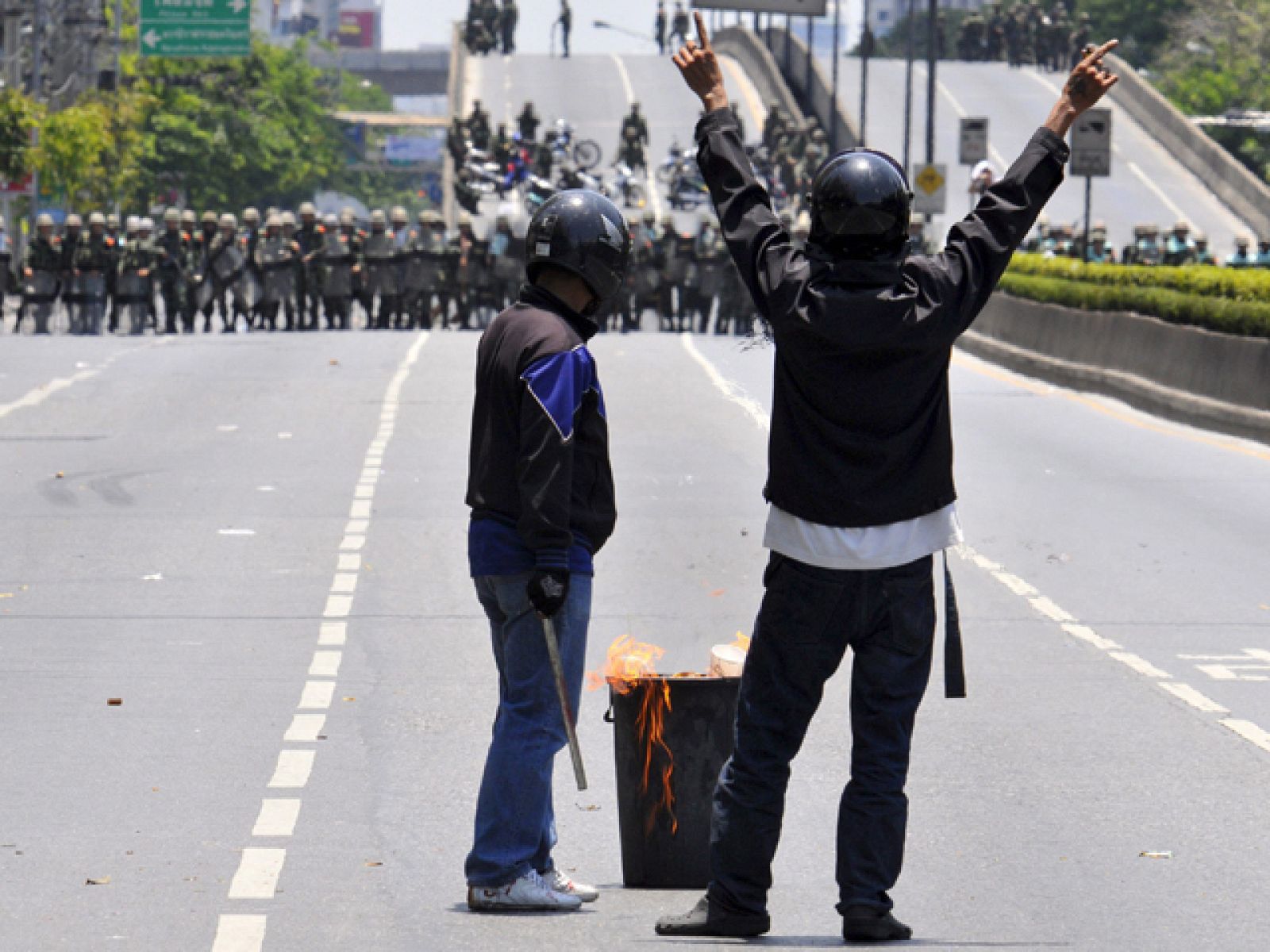 El ejército ha intensificado desde esta mañana su presión en el centro de Bangkok | Ver