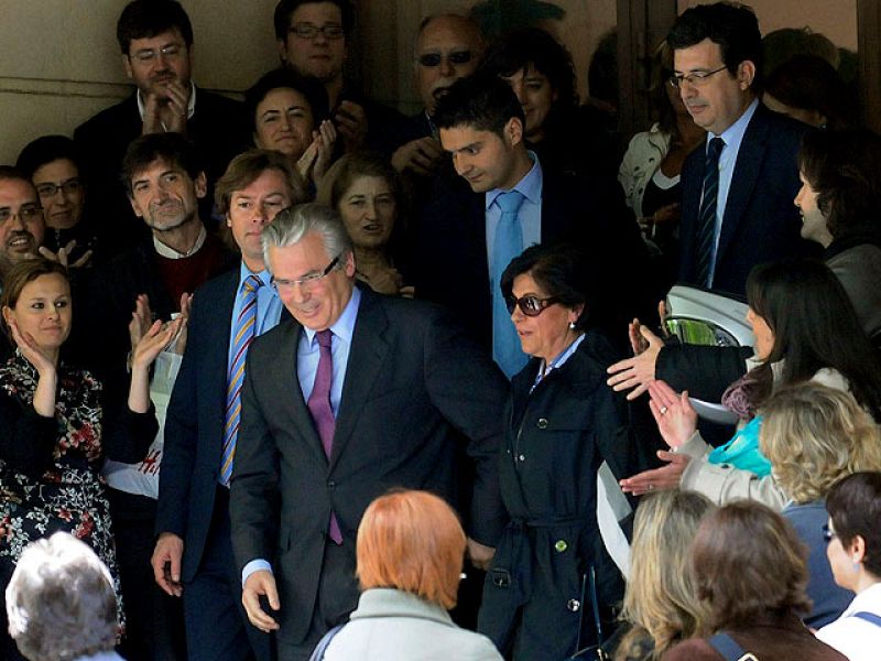 Garzón sale entre aplausos de la Audiencia Nacional