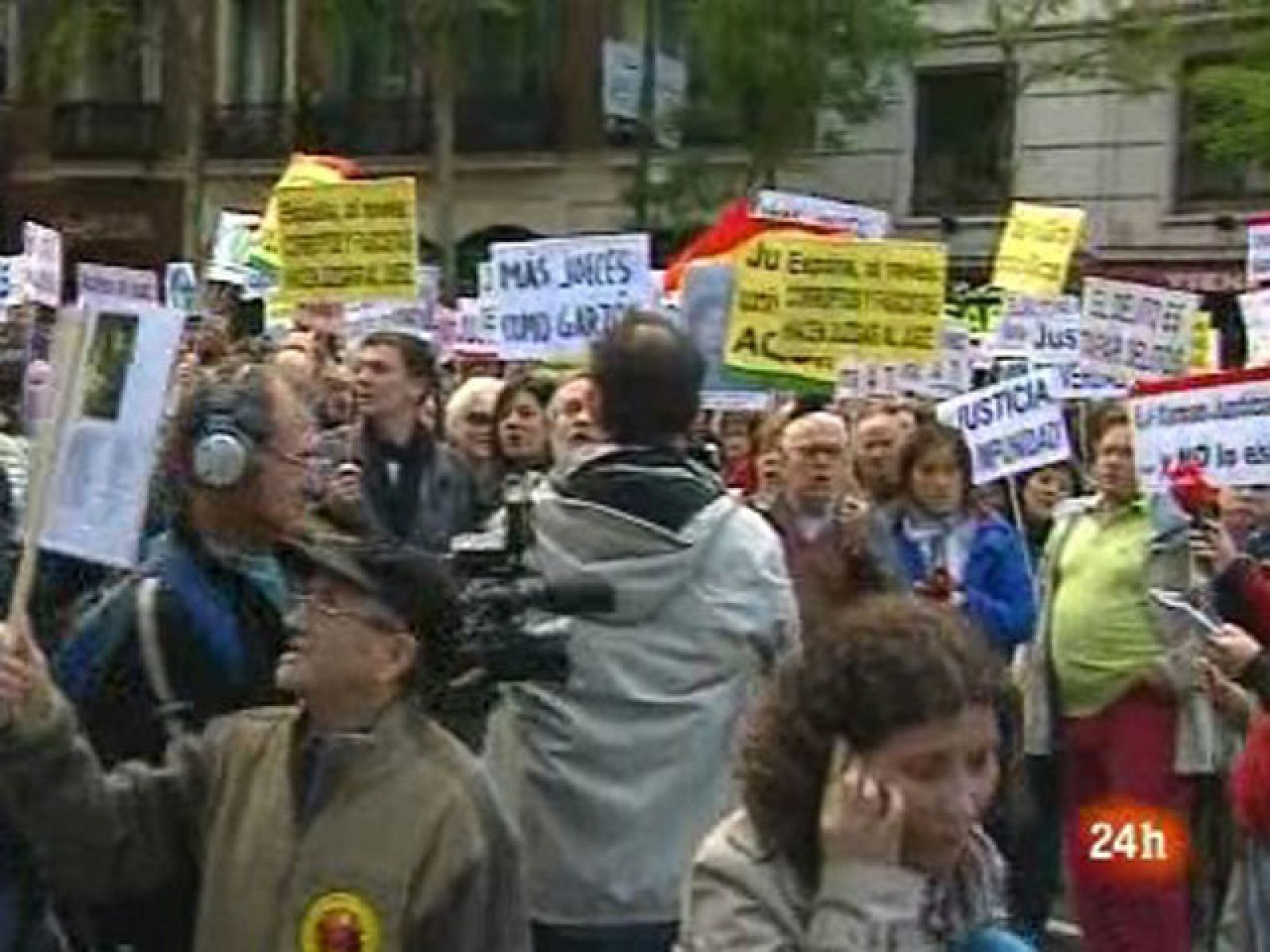 Concentración a favor de Garzón en las puertas de la Audiencia Nacional | Ver