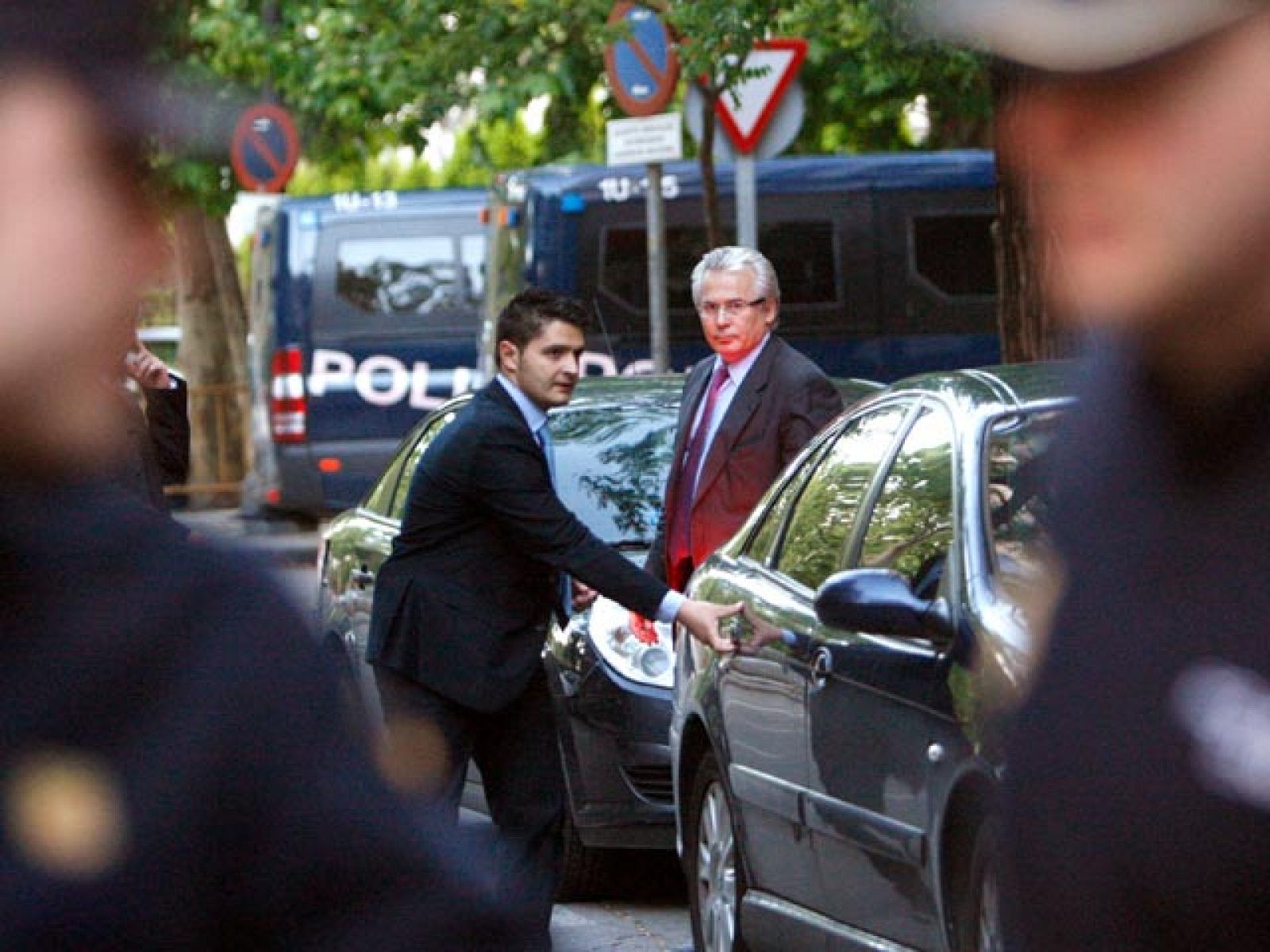 El pleno del Consejo General del Poder Judicial suspende a Garzón | Ver