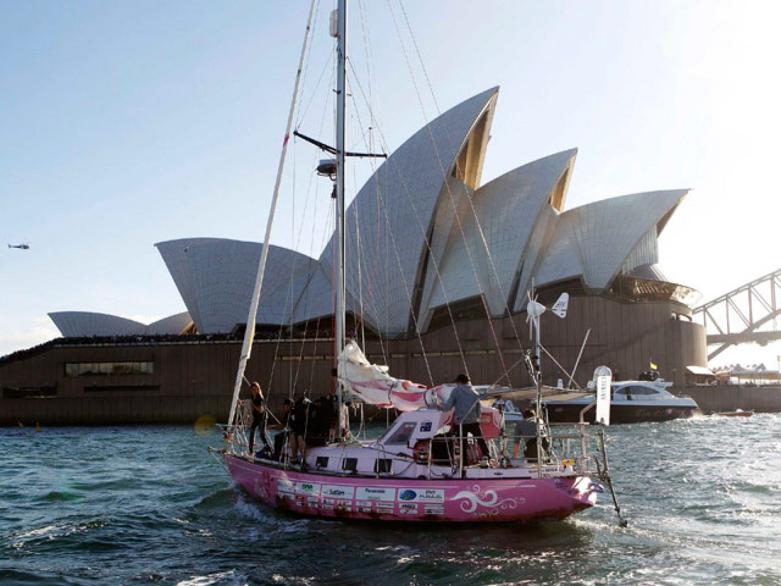 Una adolescente de 16 años consigue dar la vuelta al mundo en velero