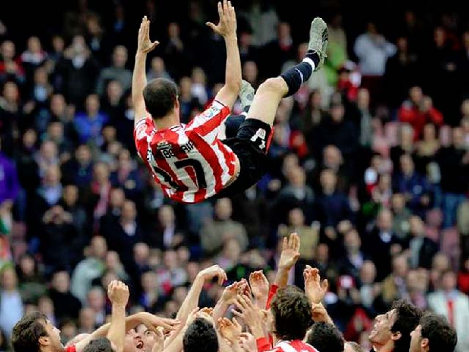 Etxeberría, lágrimas y manteo en su adiós | Ver