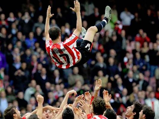  - Lágrimas y manteo en su adiós