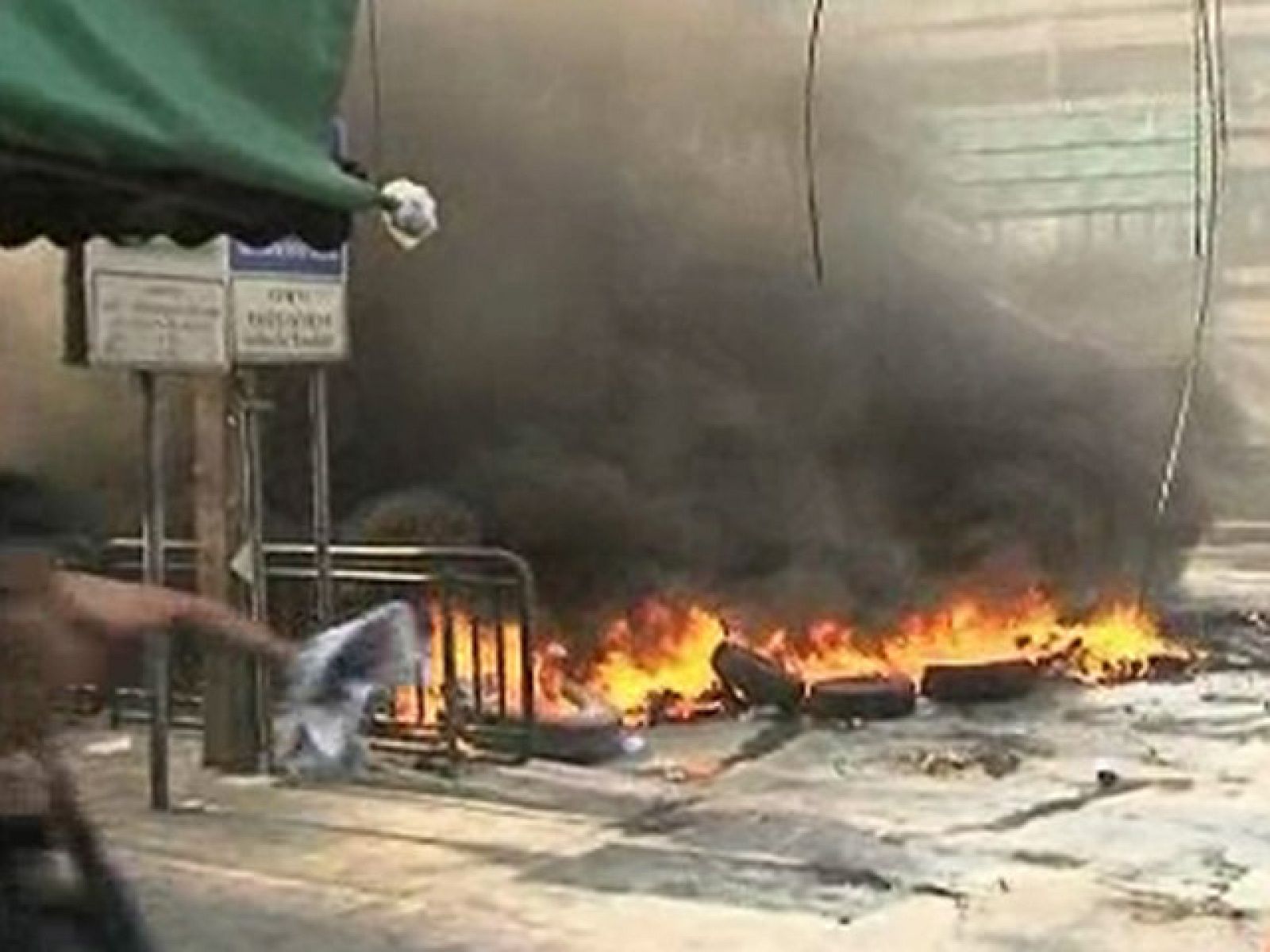 El Gobierno tailandés impone el toque de queda en Bangkok al recrudecerse las protestas | Ver