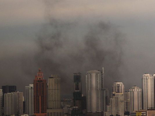  - Los camisas rojas retan al gobierno