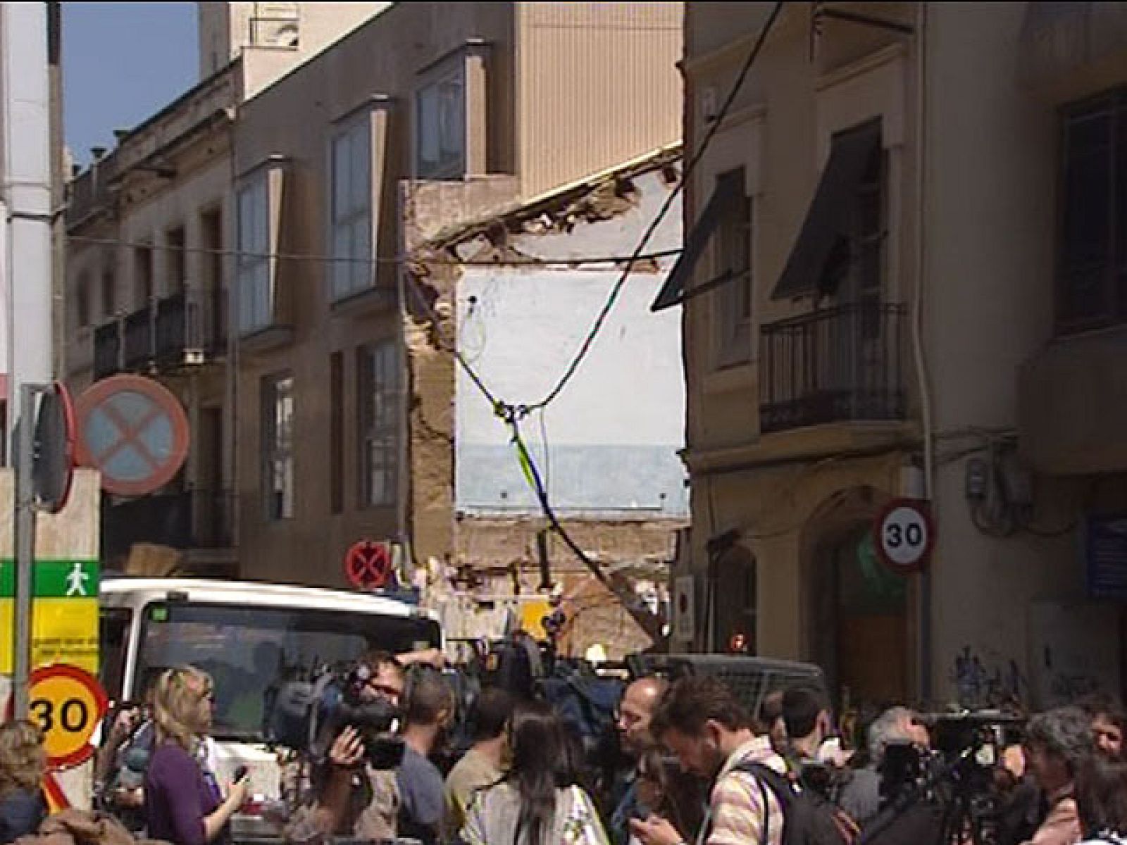Dos edificios se han derrumbado este mediodía en Mataró, Barcelona | Ver