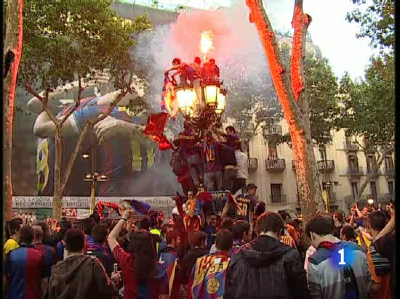 Más de 40.000 aficionados celebró en canaletas el título de Liga. A medianoche, unos vándalos se dedicaron a empañar la celebración provocando altercados. Al final, 104 detenidos y 119 heridos, 32 de ellos fueron policías.