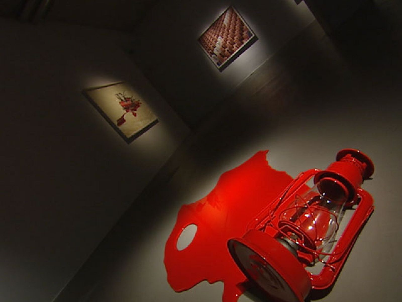 La exposición "Drama Turquesa" evoca el país de origen de sus creadores, Cuba | Ver