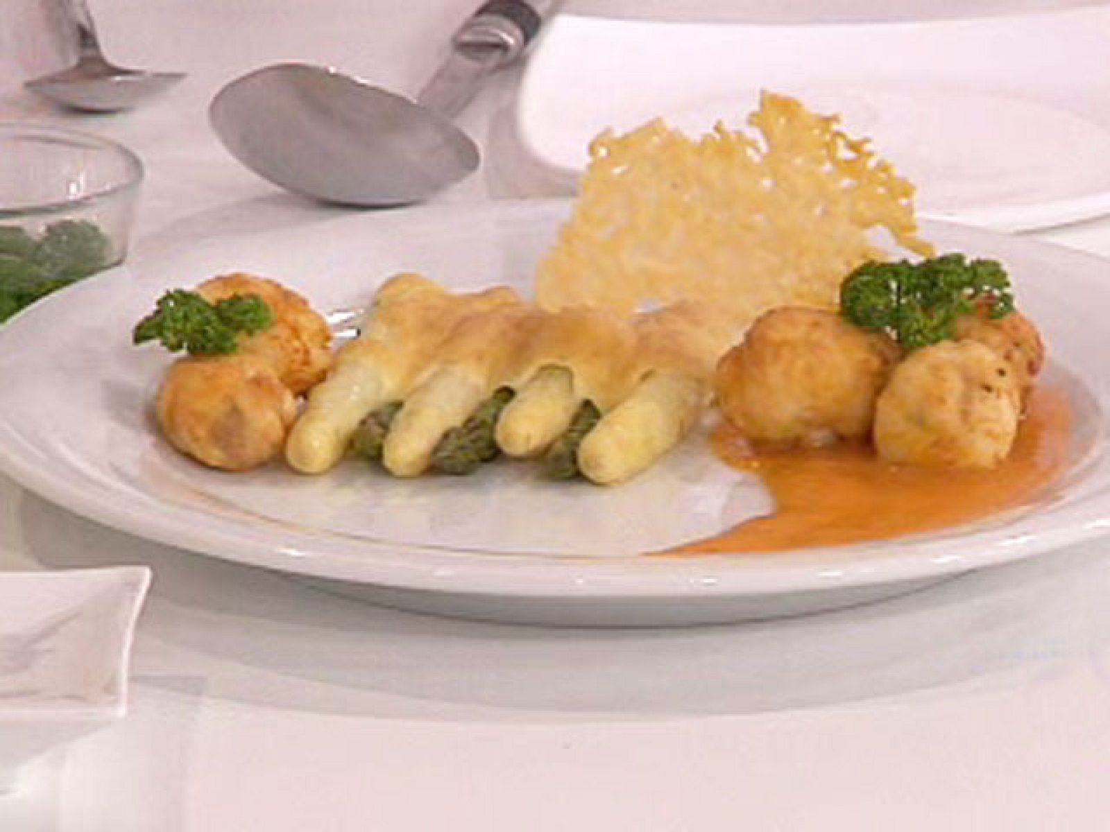 Saber cocinar - Espárragos gratinados con albóndigas de merluza - RTVE Cocina | Ver