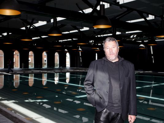  - Se inaugura la Alhóndiga de Bilbao