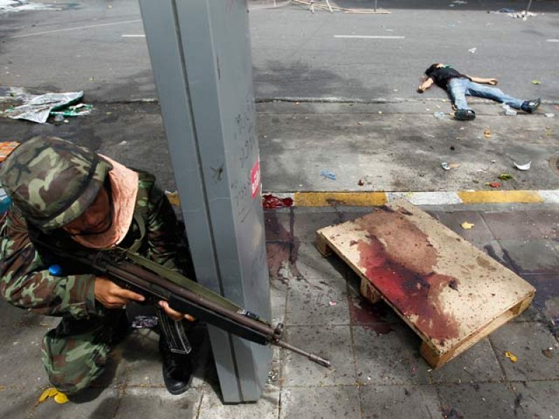 Arde Bangkok tras el asalto del ejército al bastión de los camisas rojas