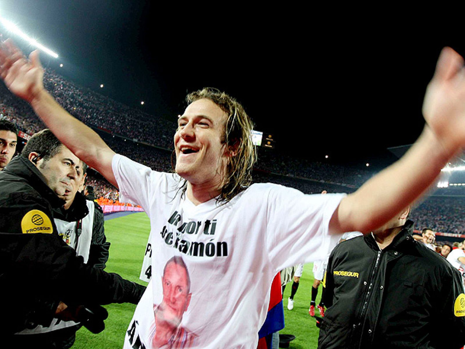 Los jugadores del Sevilla han dedicado el título de la Copa del Rey a su compañero fallecido Antonio Puerta.