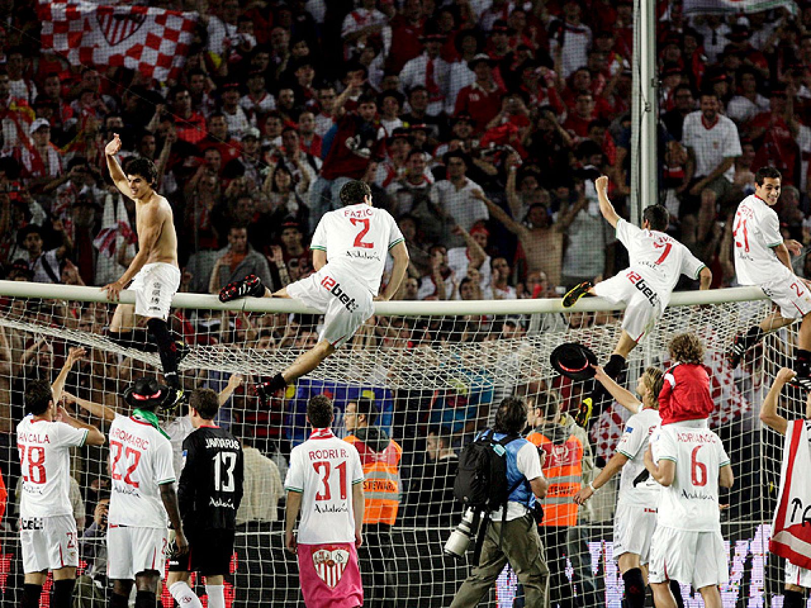 Los jugadores del Sevilla han estallado de alegría al término del partido en el Camp Nou. Muchos sombreros 'estilo Del Nido' y mucho cachondeo, como no podía ser de otra manera.
