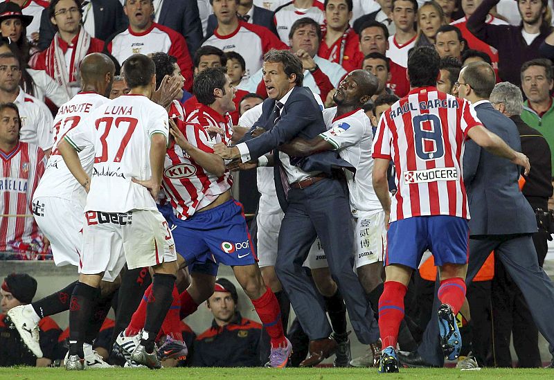 Bronca, agresiones y expulsión