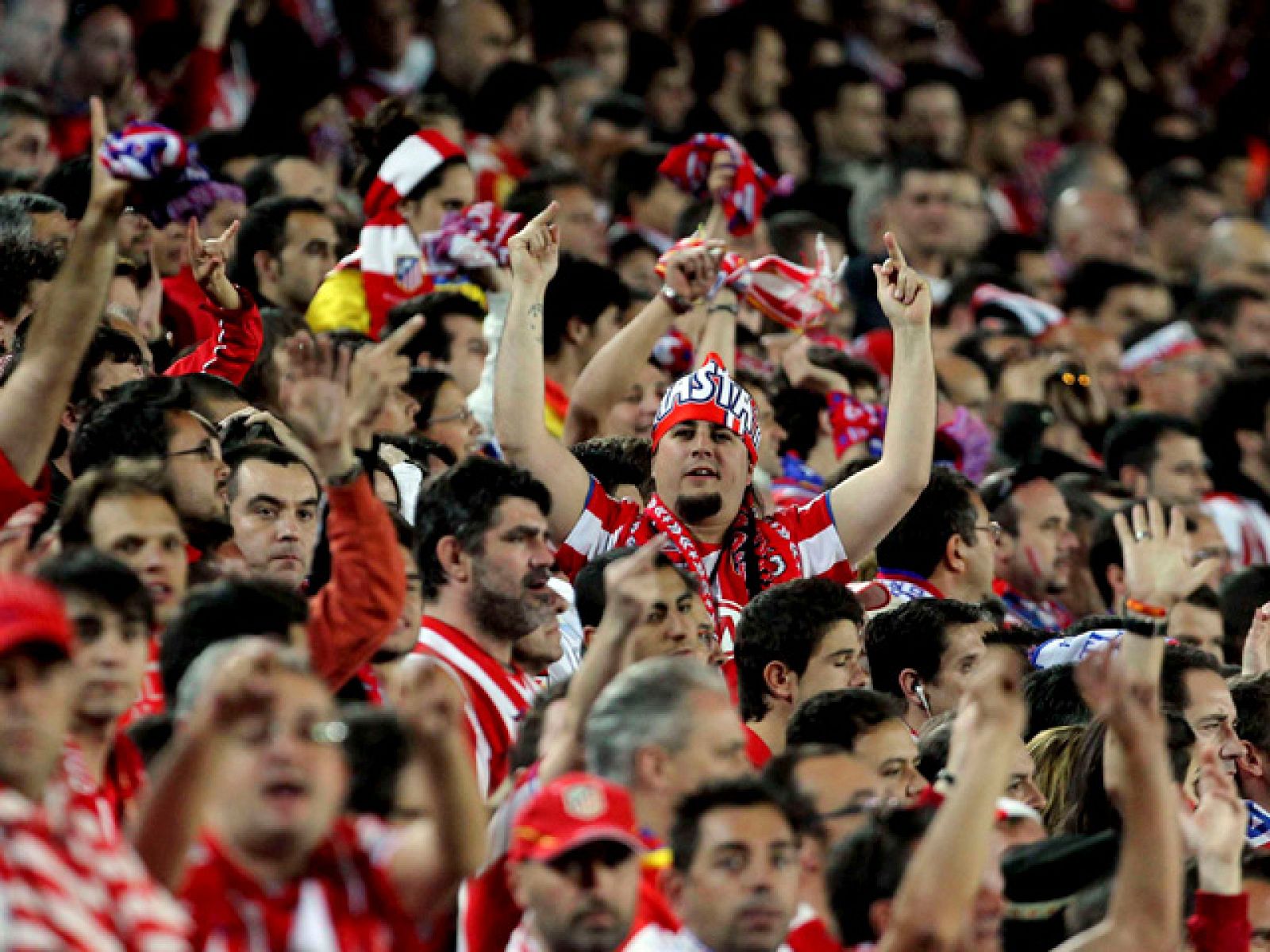 Los jugadores rojiblancos han aplaudido la reacción de su afición, que animó a los suyos durante todo el partido y minutos después de su término, a pesar de la derrota.