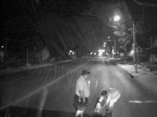  - Un bebé en medio de la carretera