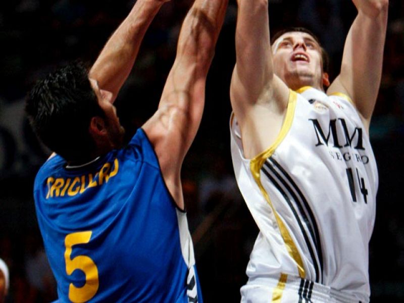 Real Madrid 60-64 Cajasol Sevilla - Baloncesto en RTVE | Ver