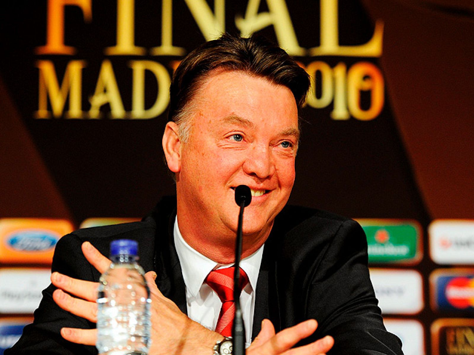 El técnico holandés del Bayern ha asegurado en su regreso al Bernabéu que el que fue su discipulo Jose Mourinho es más defensivo que él, que siempre juega al ataque.