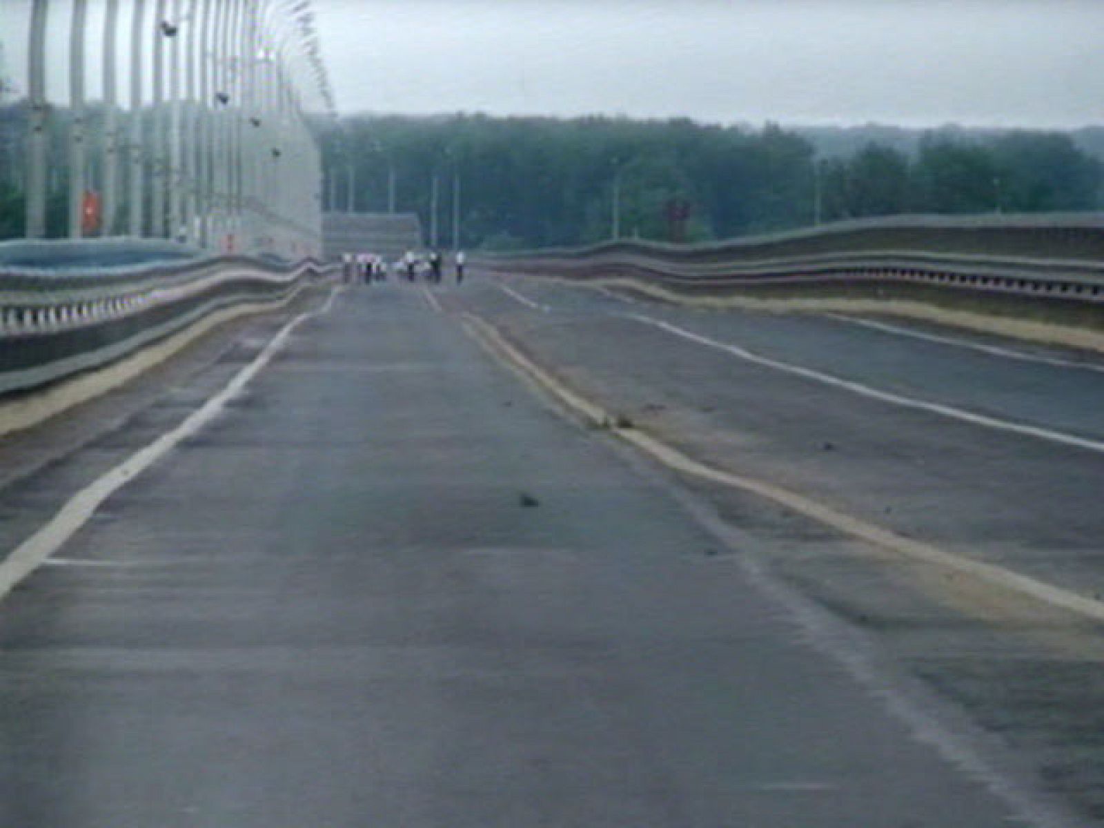 La superficie de un puente colgante en Rusia oscila provocando auténticas olas | Ver