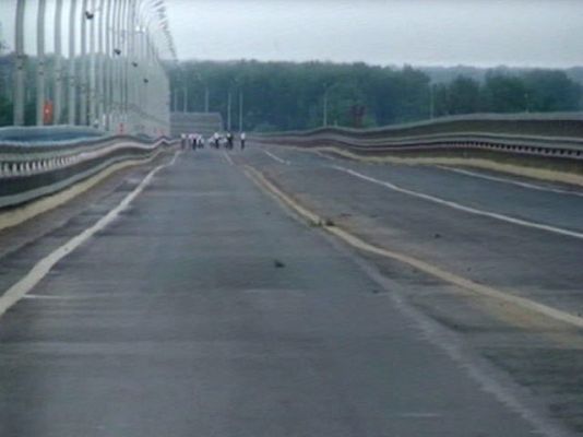  - Un puente colgante muy movido