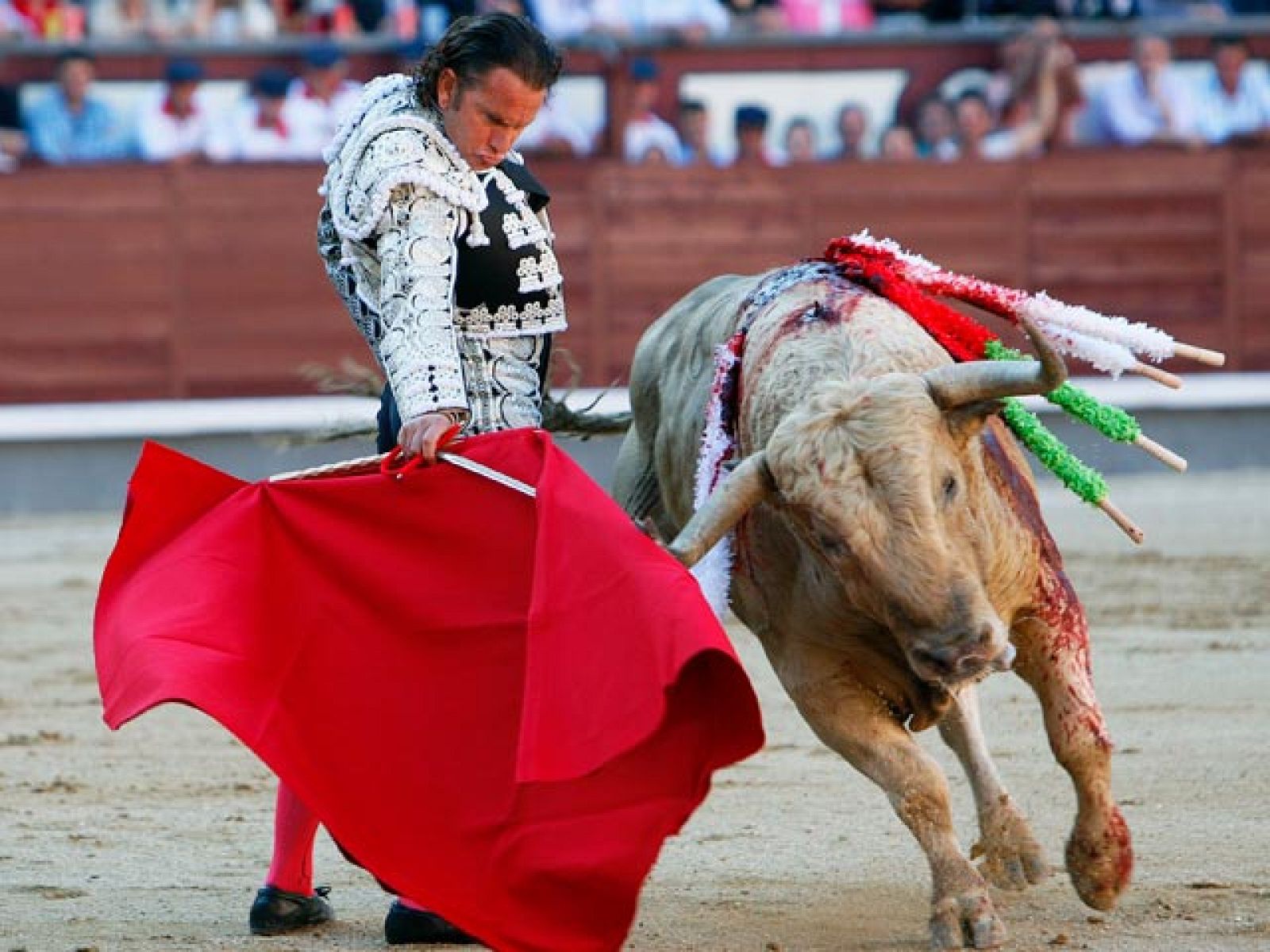 Conexión telefónica desde Las Ventas con testigos de la cogida de Julio Aparicio en Las Ventas | Ver