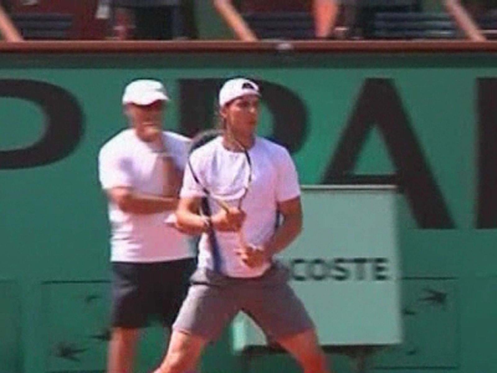 El tenista español Rafa Nadal se ha entrenado esta mañana en la pista central de Roland Garros. Tras ganar todos los partidos que ha disputado este año en tierra batida, su objetivo es coronarse en París. El de Manacor debuta este martes ante el fran
