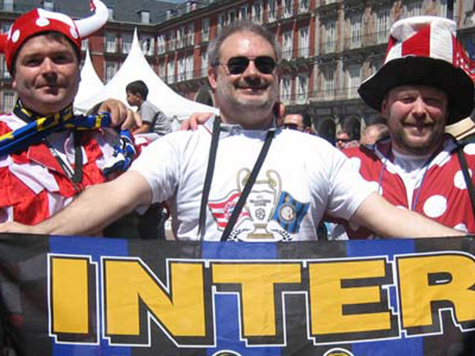 La final de la Champions va a provocar una de las mayores movilizaciones que se recuerdan en Madrid. Hay unos 60.000 aficionados entre alemanes e italianos que han aprovechado el buen tiempo para pasear por las calles de la capital.