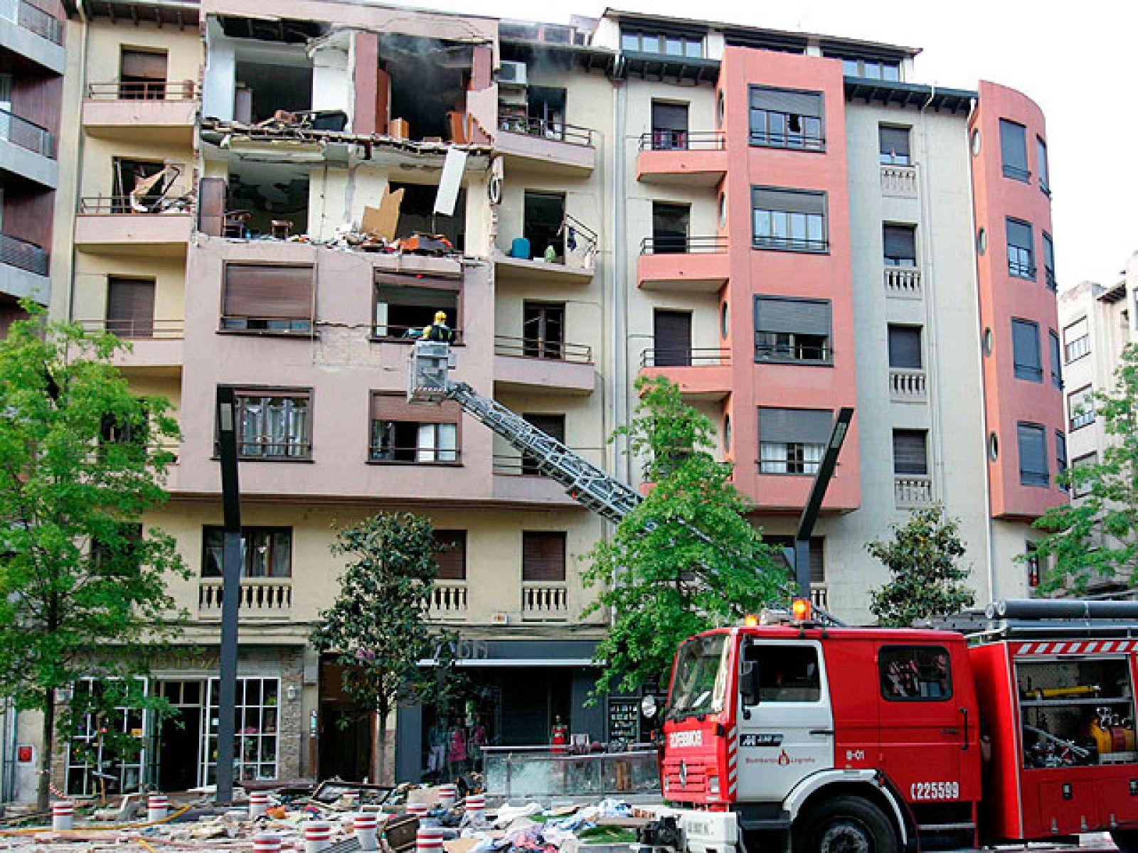 Cuatro muertos en el derrumbe de un edificio | Ver