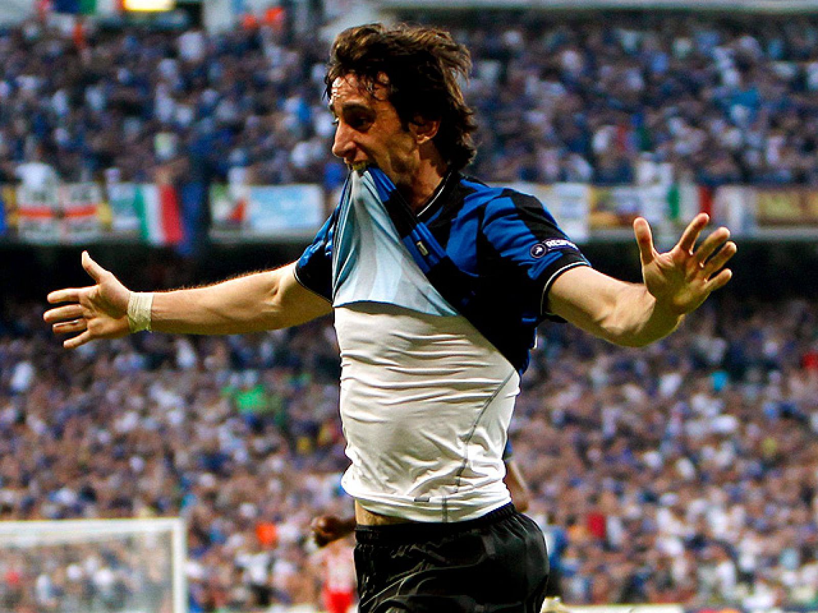 Diego Milito ha marcado el primer gol de la final de la Champions 2010 después de una jugada comenzada por un pase largo del portero Julio César.
