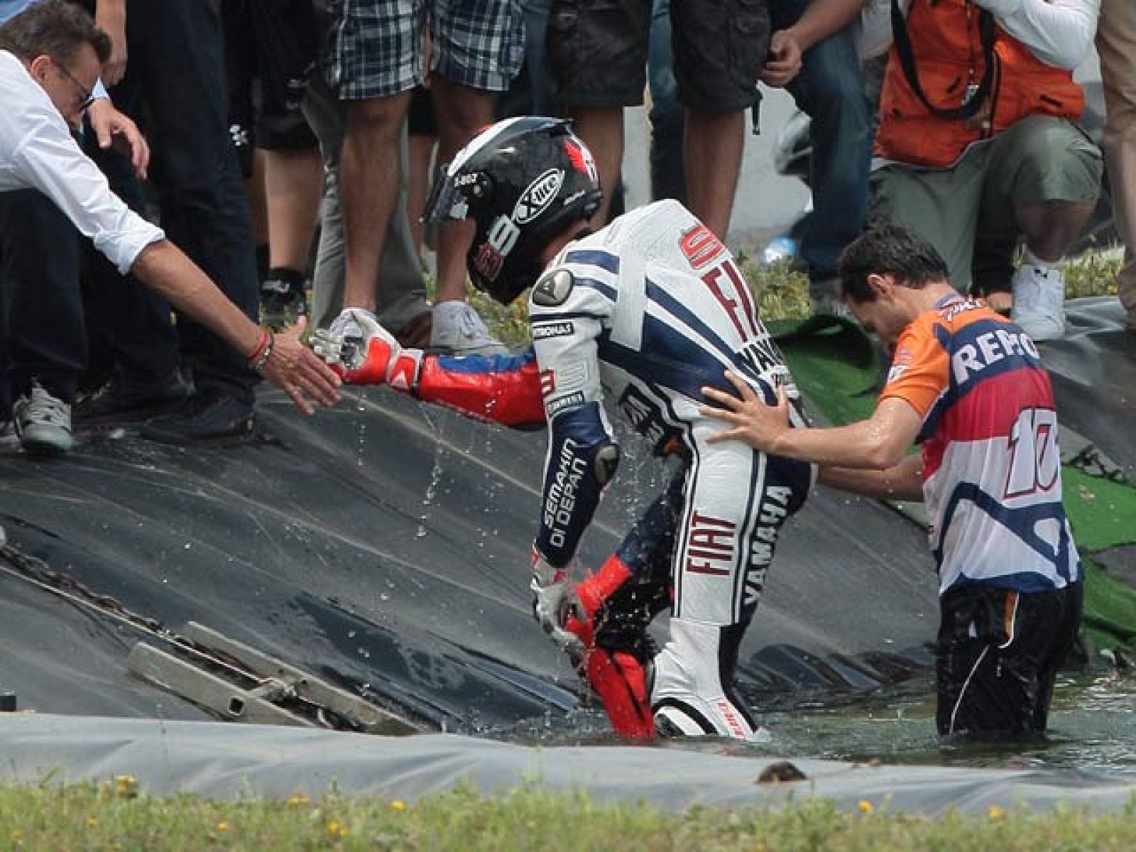 Se llama Edesio Caamaño, y fue el aficionado que no lo dudó ni un momento y se lanzó al estanque de Jerez para ayudar a salir a Jorge Lorenzo.