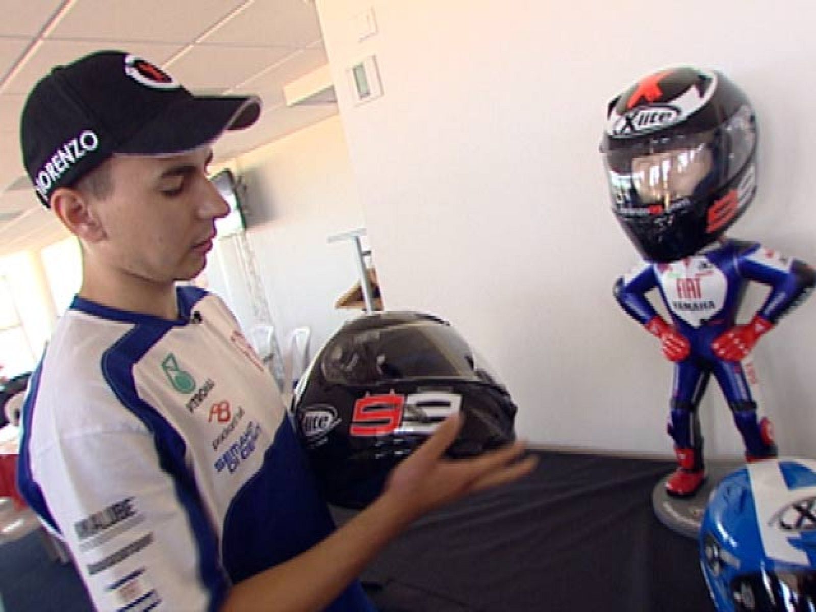 ¿Te gustaría tener el casco de Jorge Lorenzo? Pues lo tienes muy fácil. El piloto de Fiat Yamaha y RTVE te lo regalan.