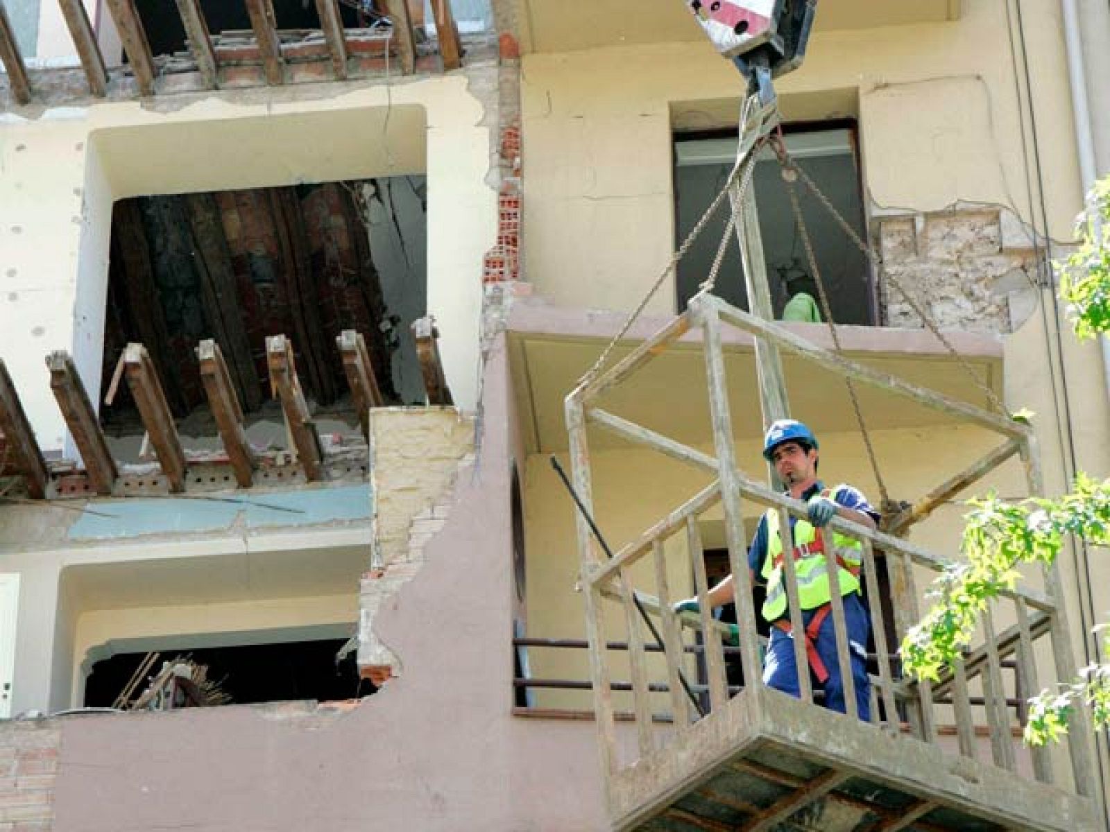 26 familias están sin casa en Logroño por la explosión de gas del sábado | Ver