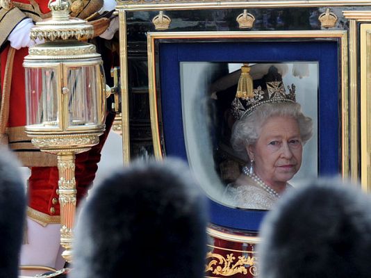  - Isabel II lee programa del gobierno