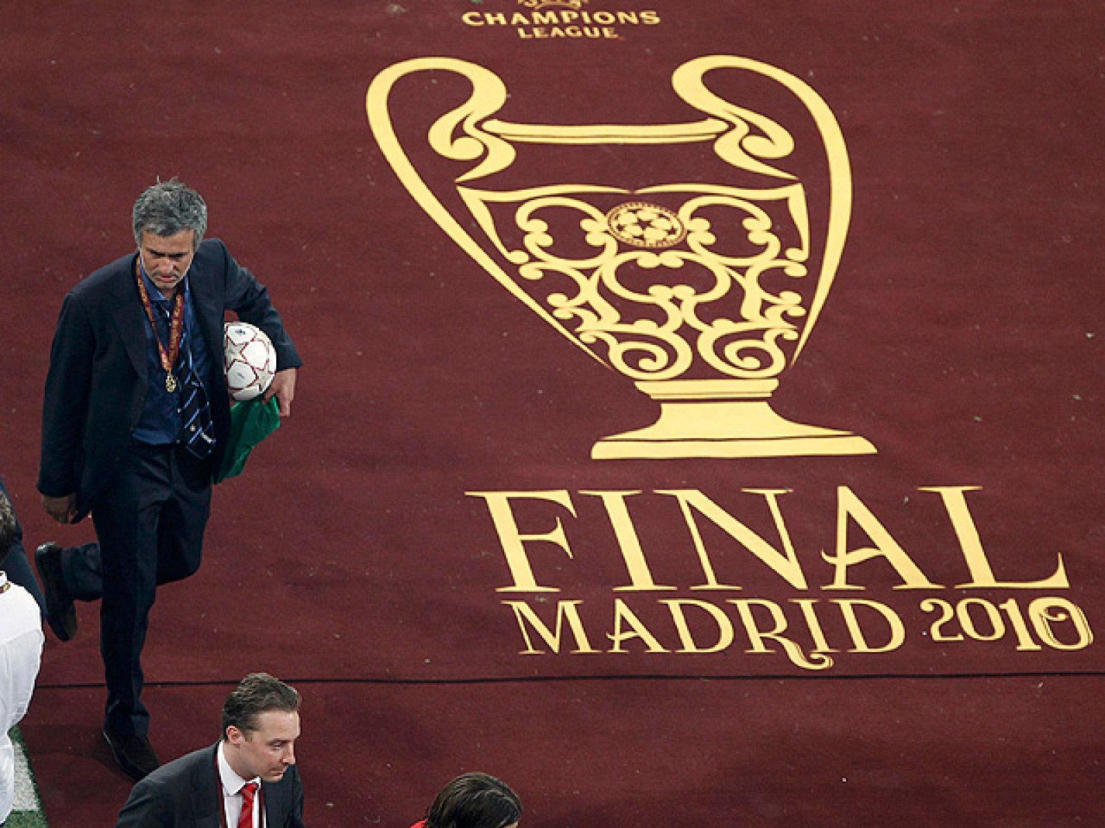 La claúsula que Mourinho firmó con el Inter en la que debería pagar 16 millones de euros si se marchaba antes de finalizar su contrato es la que le separa de fichar por el Real Madrid, que ya espera a su nuevo entrenador.