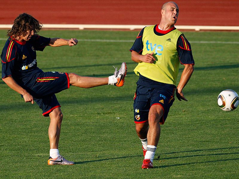 El defensa de la selección Carles Puyol ha asegurado que no hay ningún problema entre Valdés y Reina y que tienen una "muy buena relación". Por su parte, Pedro ha explicado porqué llevará el número 2 en el Mundial: "Lo echamos a suertes Javi Martínez