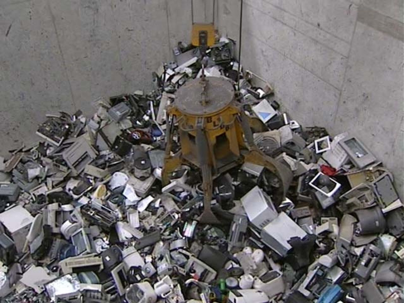 Los españoles desechamos cada año miles de aparatos tecnológicos - Ciencia y tecnología en Rtve.es | Ver