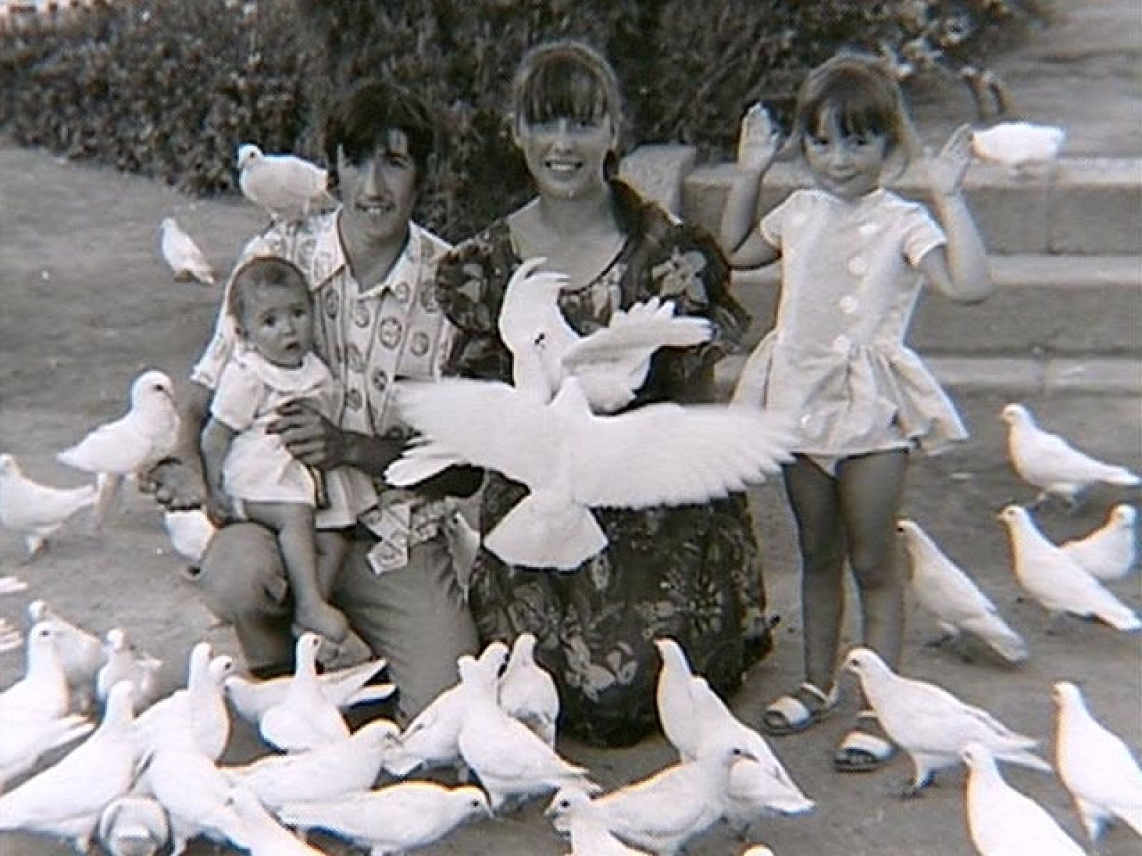 La Plaza de las Palomas, en Sevilla, es un lugar tradicional para que la gente se fotografíe | Ver