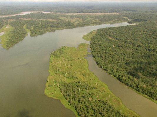  - Se hunde un barco en el Amazonas