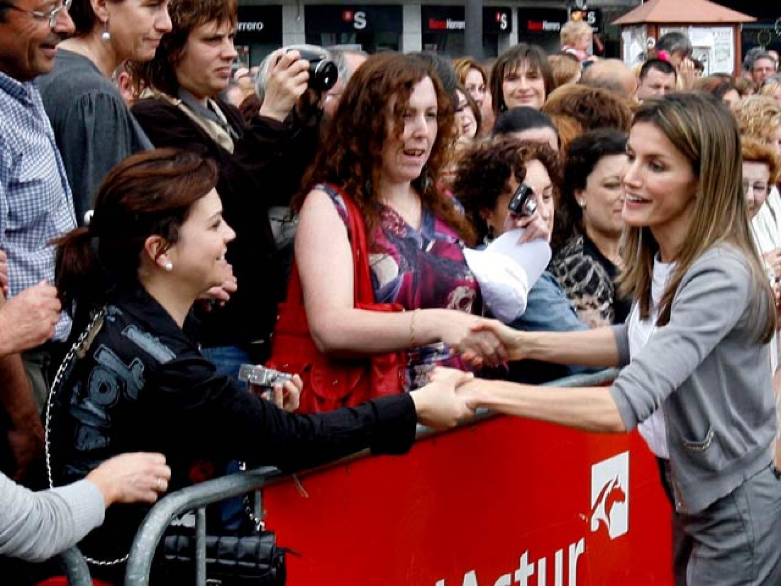 Doña Letizia inaugura el Día del Emprendedor en la localidad de El Entrego, Asturias | Ver