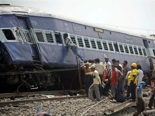  - Dos trenes chocan en la India