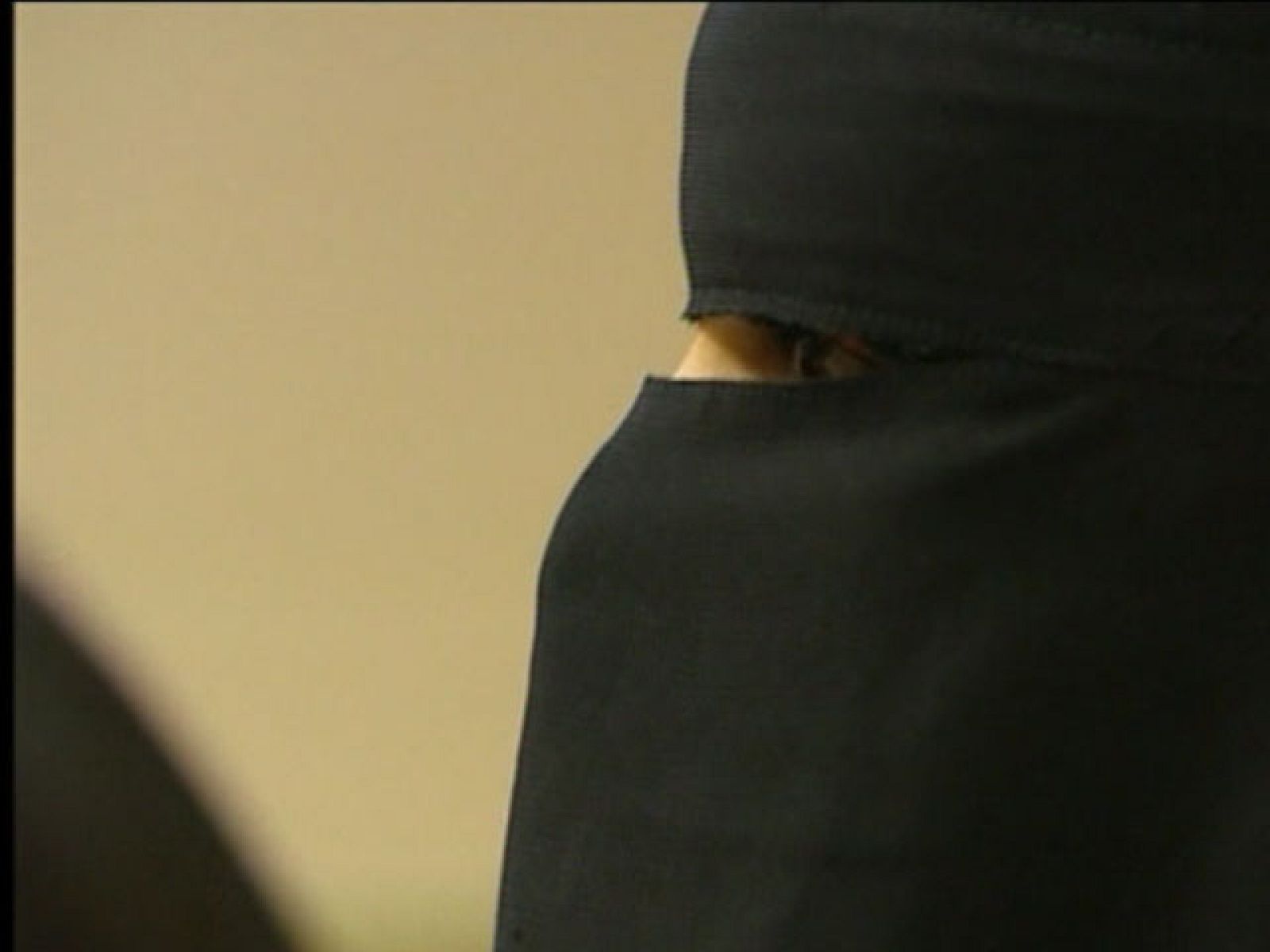 Lleida, primera ciudad que prohibe el uso del burka y el niqab en espacios municipales | Ver
