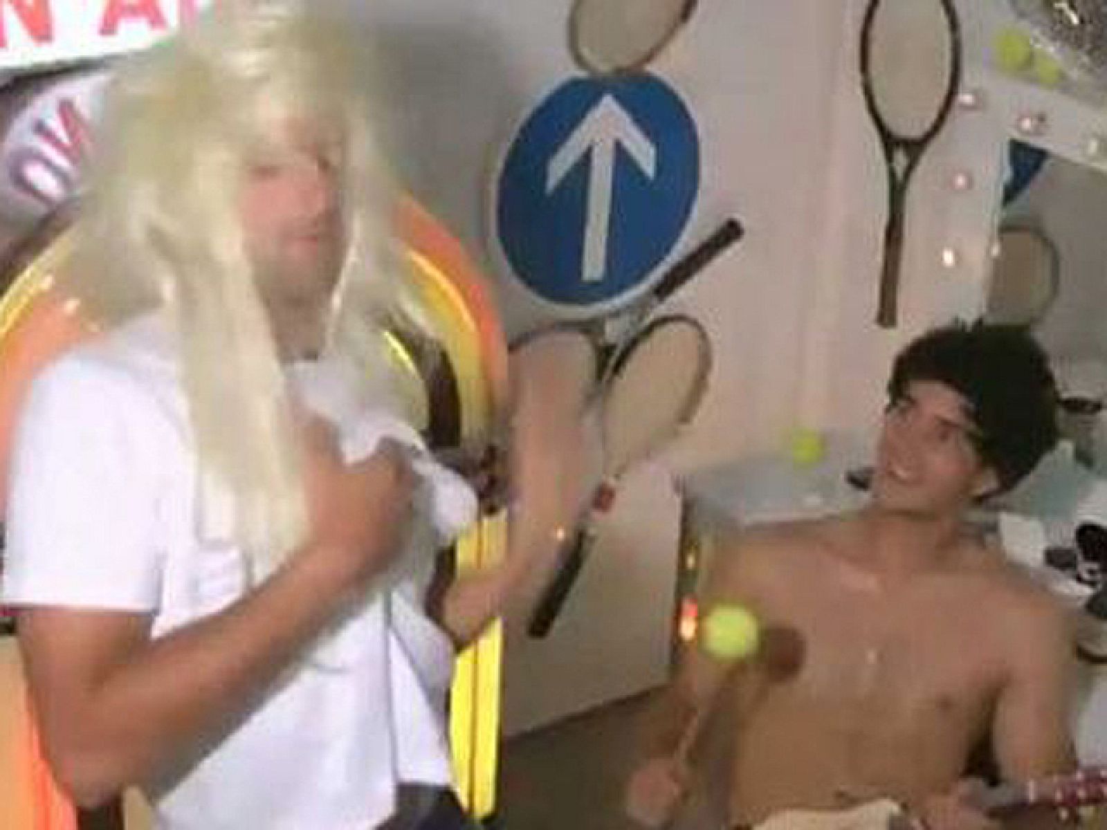 En París todos quieren imitar a Rafa Nadal pero no sólo en su juego. Novak Djokovic imita por enésima vez a Rafa pero esta vez emula su actuación musical con Shakira en el videoclip de Gypsy. A cada cual más graciosa.