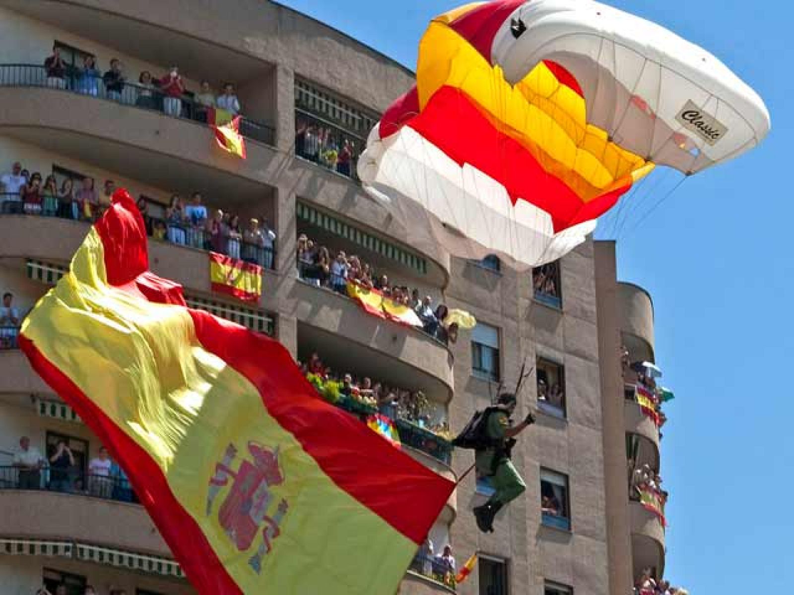 Miles de personas siguen el Día de las Fuerzas Armadas en Badajoz | Ver