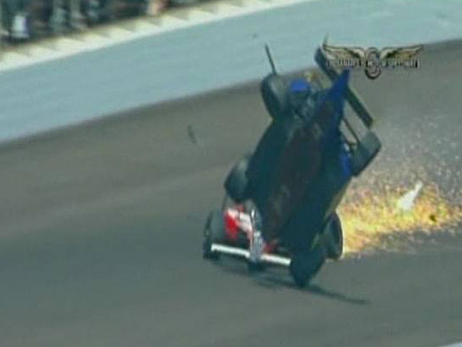 En las '500 millas de Indianápolis' se ha producido un espectacular accidente en el que uno de los bólidos ha salido volando y ha chocado aparatosamente contra un muro.