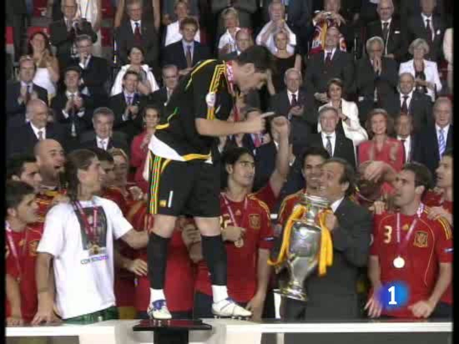 Los mejores valores del deporte español han sido reconocidos con la Orden al Mérito Deportivo. Los protagonistas han sido los ausentes, los jugadores de 'La Roja'. RTVE ha sido también condecorada con el premio por su labor en pro del deporte español