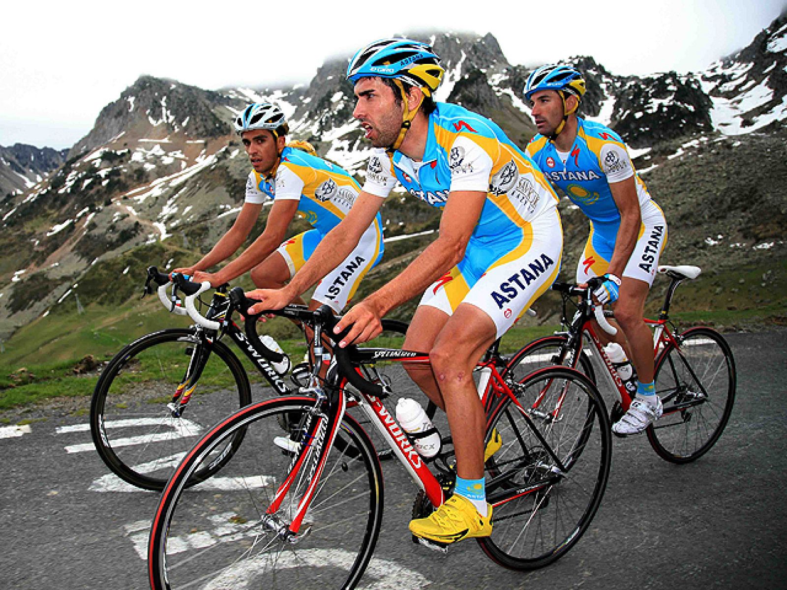 Alberto Contador ha decidido viajar a los Pirineos para reconocer de primera mano las rampas del Tourmalet. Para el de Pinto, este Tour "se decidirá en las etapas pirenaicas". En cuanto a la preparación del madrileño, "ha costado  arrancar pero ahora